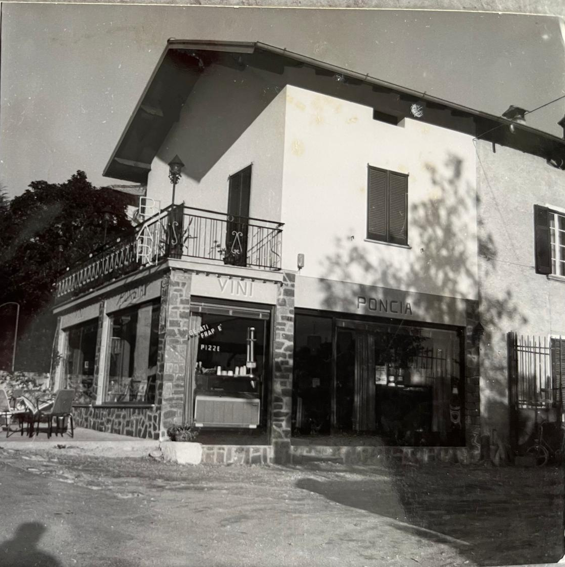 Atmosfera di un bar sul Lago di Como